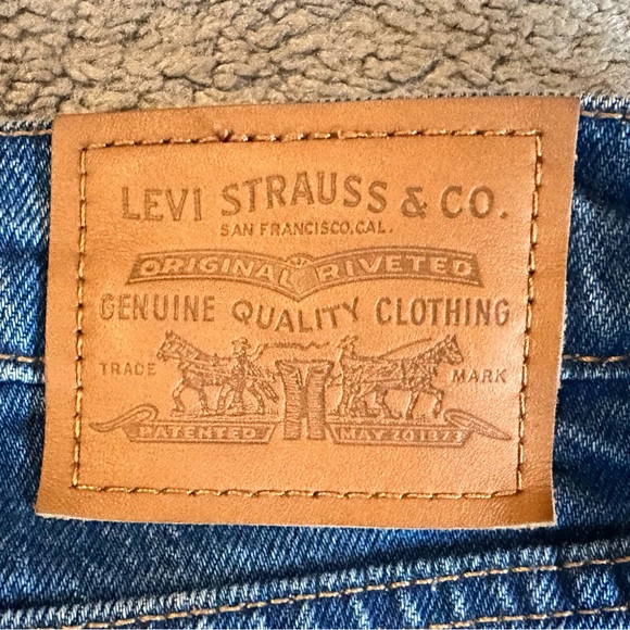 Ribcage Straight Ankle Levi’s Jeans, medium wash. - Picture 3 of 9